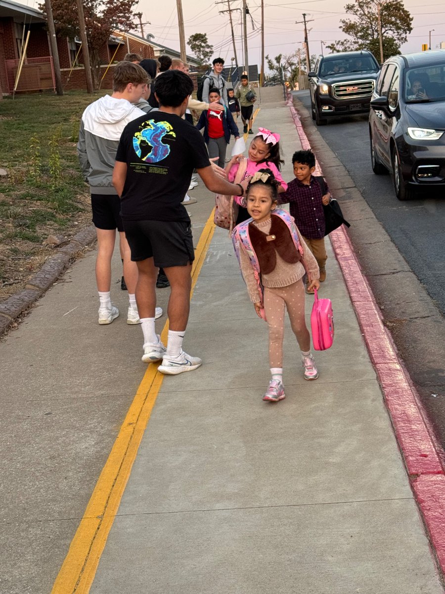 Hoops_WarEagle's tweet photo. Bringing the #JUICE๐งthis a.m. @TilleryTravelers Elementary @RogersSchools @RLACC
Great #ENERGY to start a #FlyHighFRIDAY! Morning Pep Rally @RogersHeritage too! @war_heritage @PaulADrps @KarenOlsen7 @LingleLions @CoachOWarEagle @Coach_Rathke @coachjoewarren @presidentdela https://t.co/rEx1GhIxif