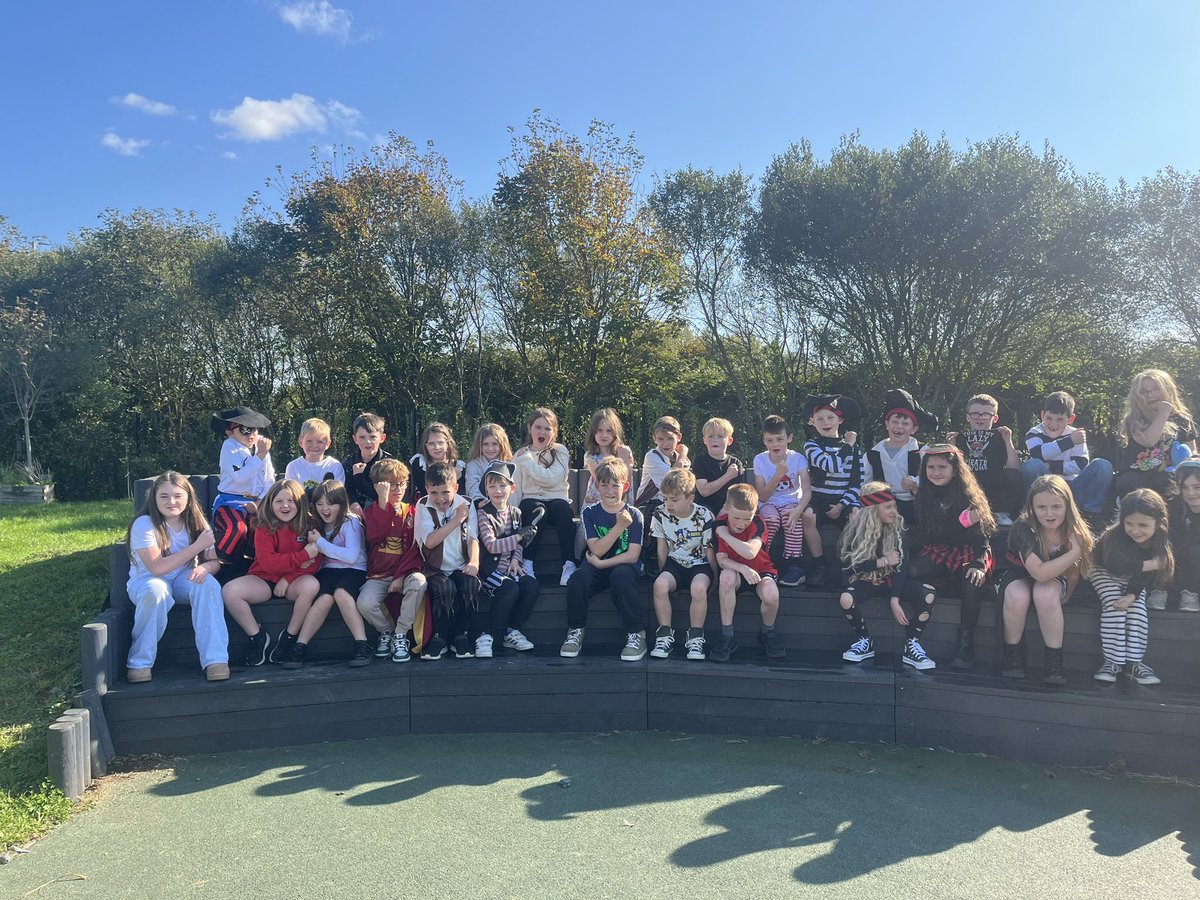ParcyTywyn's tweet photo. Disyblion Blwyddyn 4 wedi mwynhau diwrnod T Llew Jones.
#diwrnodtllewjones #blw4 #unigolioniachahyderus https://t.co/iFkKUv8Yv4