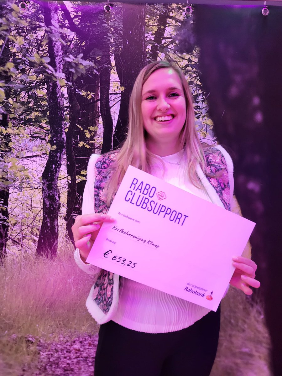 kvklimop's tweet photo. Tijdens de uitreiking van Rabo ClubSupport hebben we weer een prachtige cheque mogen ontvangen. Dank aan de Rabobank voor deze geweldige gift en aan allen die op onze mooie vereniging gestemd hebben. https://t.co/1q580XGzCz