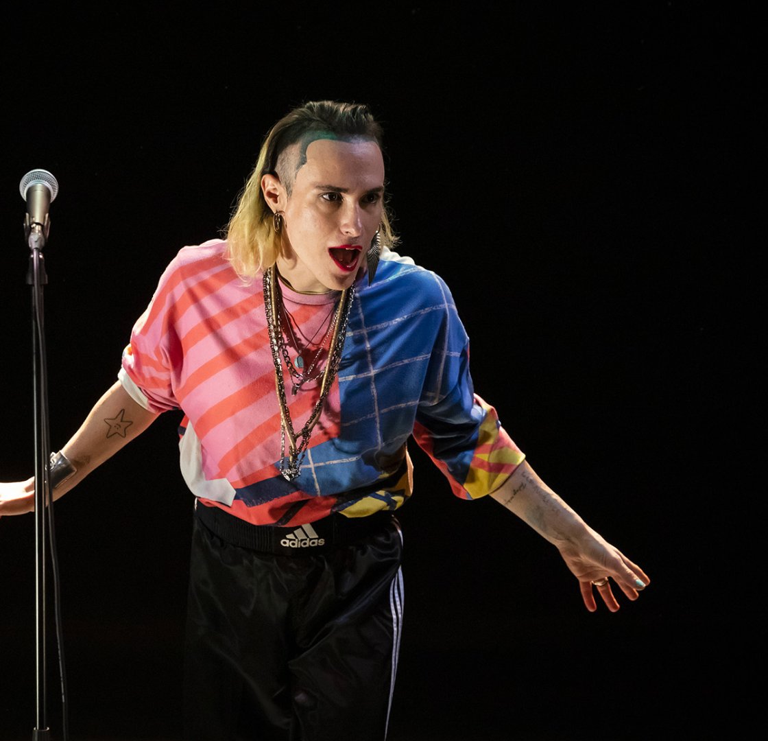 TheatreNational's tweet photo. « Pour un temps sois peu » de Laurène Marx et Fanny Sintès revient ce soir à 20h dans le cadre du Festival des Libertés ! À travers une langue trash, parfois violente et une adresse directe, Laurène Marx raconte son histoire de femme trans.

👉 https://t.co/AIwekXQeBV https://t.co/YMlpZdP4Fh