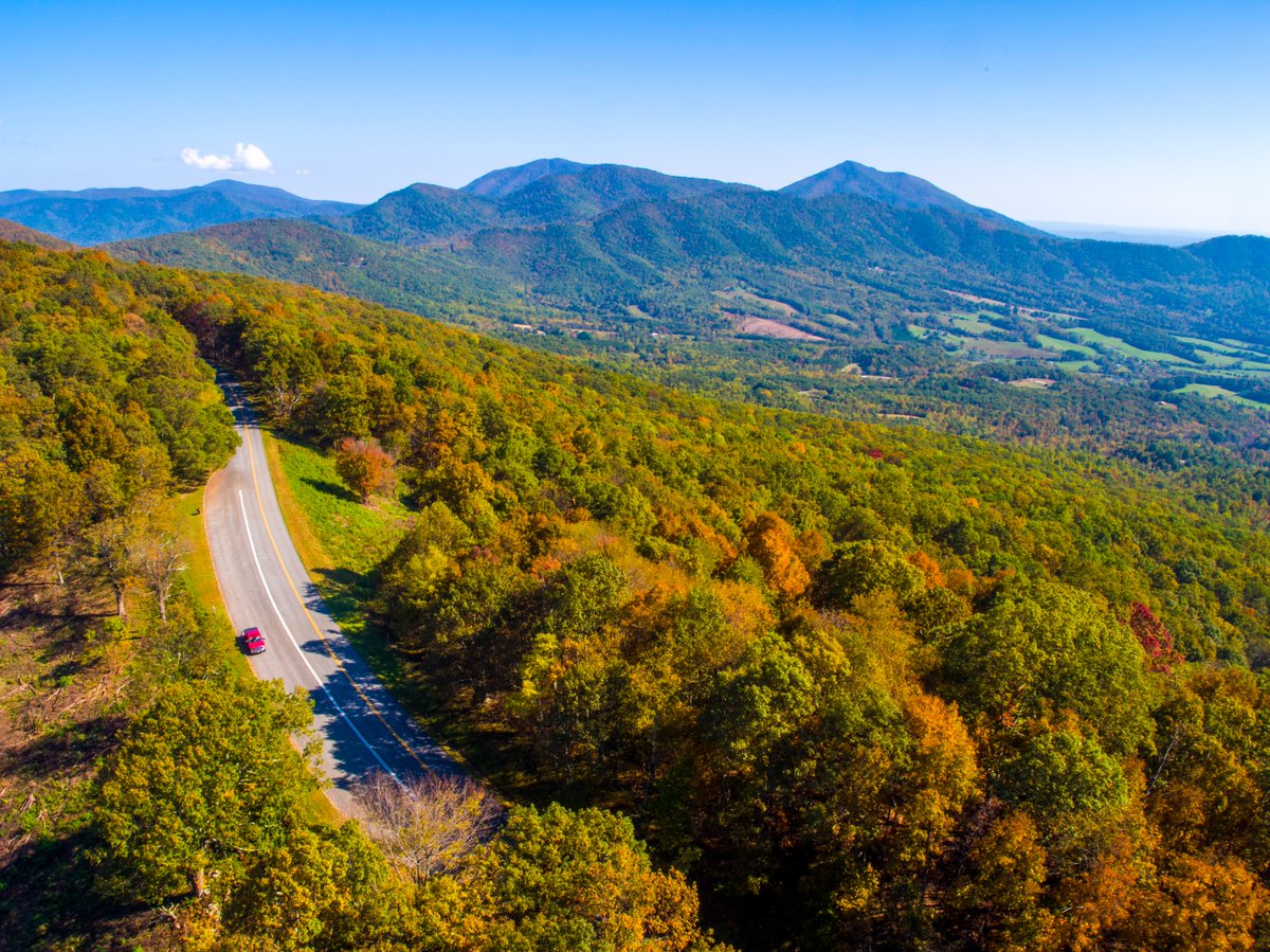 visitvbr's tweet image. It's official! 🥳The @NatlParkService announced that Milepost 0 to 198 of the Blue Ridge Parkway in Virginia, including the portion in the Roanoke Region, has officially reopened, just in time to experience peak fall foliage! 🍂 visitroanokeva.com/things-to-do/b…
