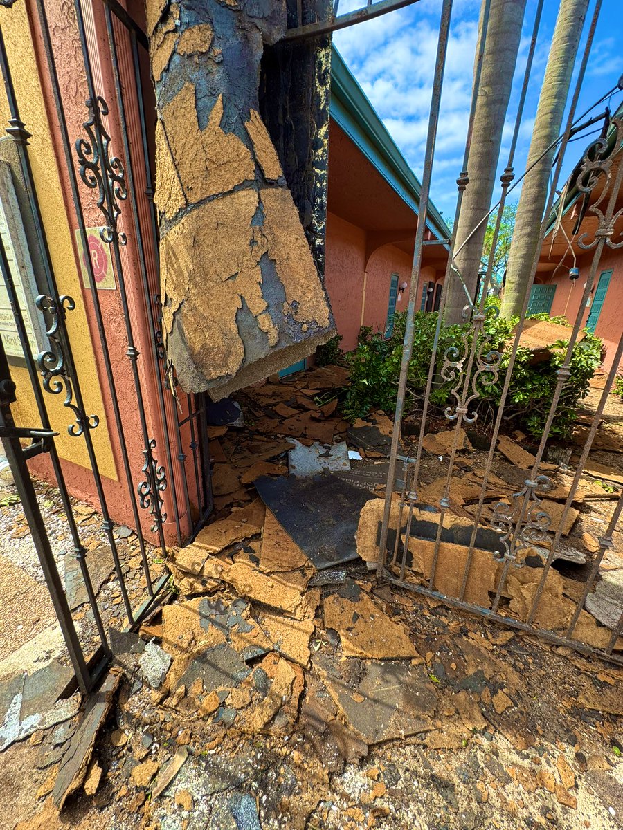 Just survived hurricane Milton, but power is still out and my wife’s office took heavy damage. If you want to help, please buy or gift a copy of @JennyLeClue ! Thank you