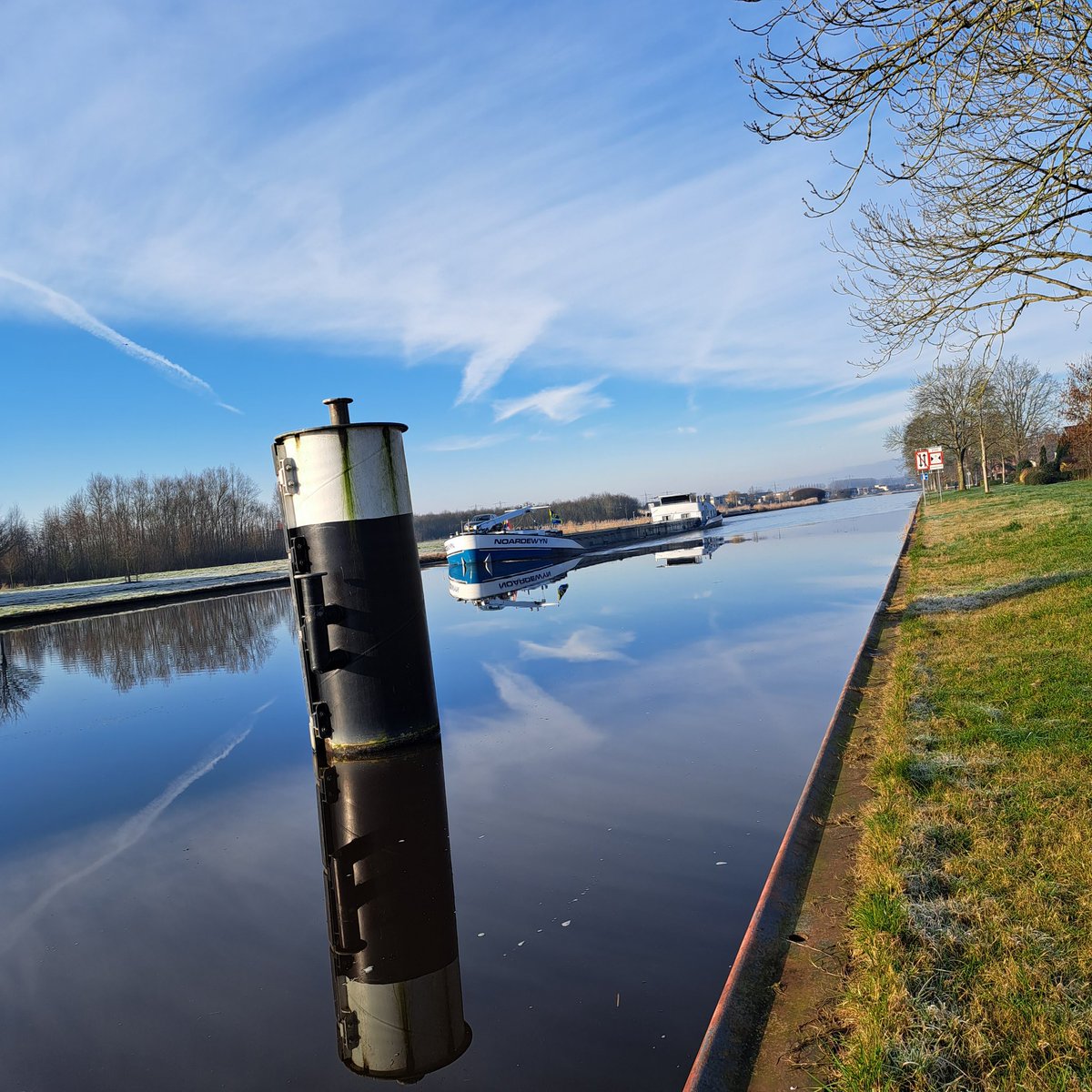 YvonneGrevelink's tweet image. #fot_o_ktober
@jolandabrwr 
Deze #palen stonden tot afgelopen voorjaar bij ons in het van Harinxmakanaal, maar zijn weggehaald.
Er zaten geregeld vogels op!