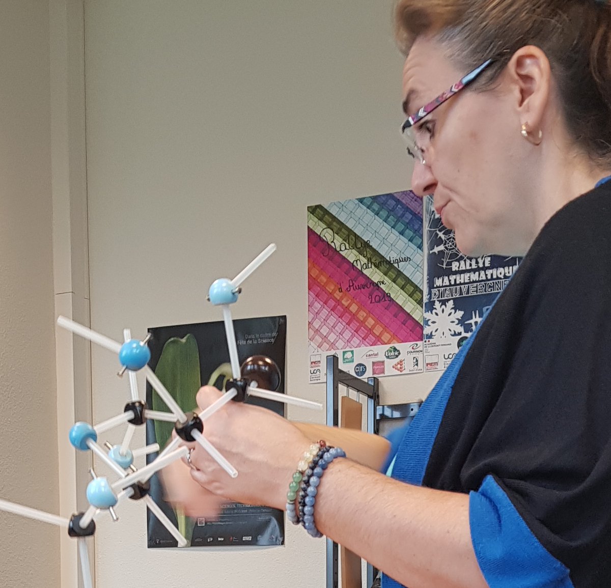 MPLS_Auvergne's tweet photo. La Maison fête la science !
Des chercheur·es ont reçu des lycéen·nes pour un "speed dating" scientifique. Chimie et santé à l'honneur avec Magali Vivier de l'UFR Pharmacie, physique et plasmas avec Sébastien Menecier de l'@InstitutPascal.
@UCAuvergne @Fondation_Lamap @acclermont https://t.co/2AYev6IySu