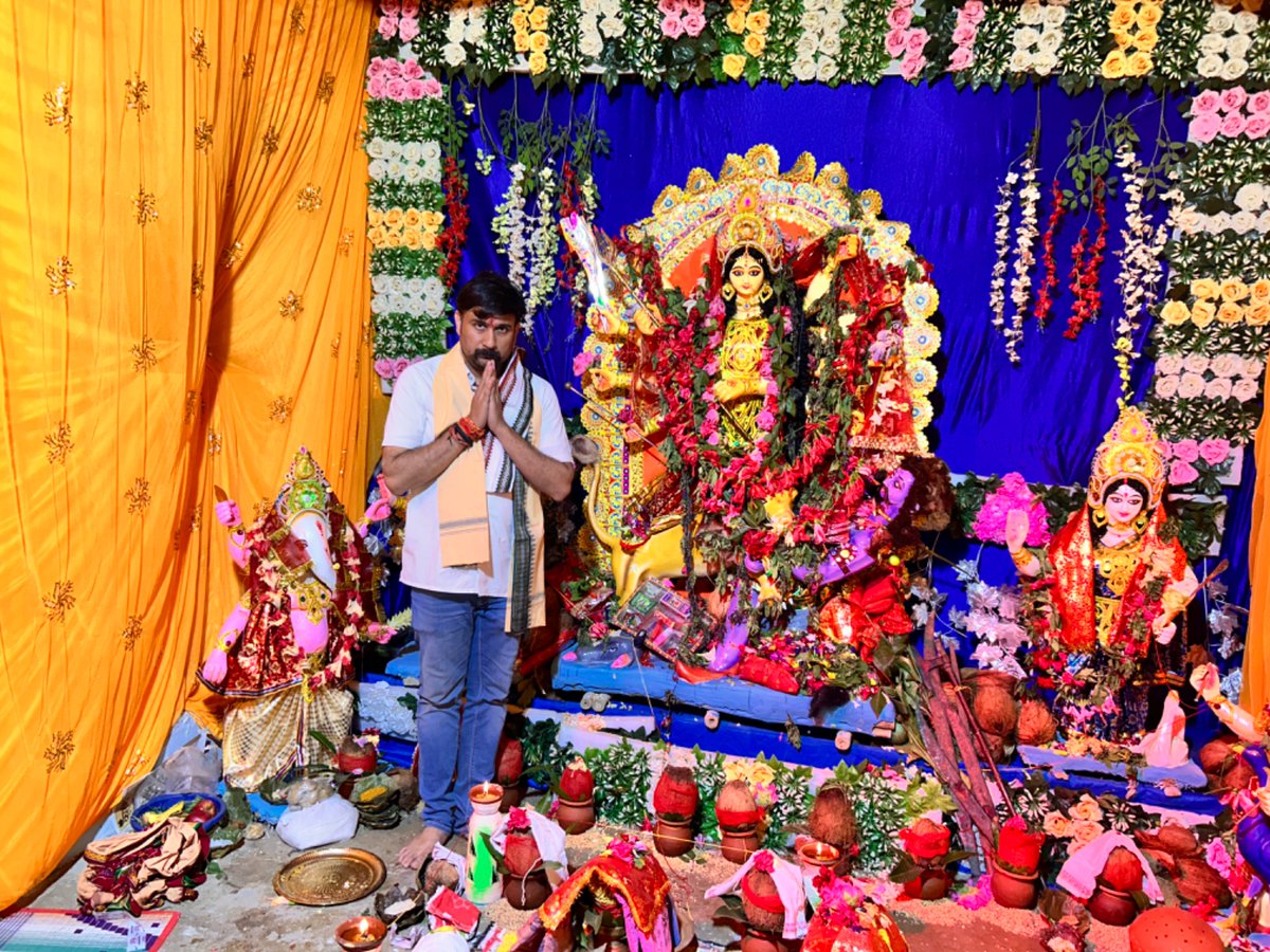 irasisacharya's tweet photo. ମୋର ବିଧାନସଭା ଅନ୍ତର୍ଗତ ସୋହେଲା ବ୍ଲକର ତବଡା ଠାରେ ହେଉଥିବା ମାଁ ଜଗତ ଜନନୀ ଙ୍କ ପୂଜା ପୀଠରେ ପୂଜାର୍ଚ୍ଚନା କରି ଆଶୀର୍ବାଦ ଭିକ୍ଷା କରିବା ସହ ଜଗତ କଲ୍ୟାଣ ପାଇଁ ପ୍ରାର୍ଥନା କଲି ll
#Tabada #SohelaBlock #BhatliConstituency
#JaiMataDi #MaaDurgaBlessings https://t.co/JrrUFVDTKT