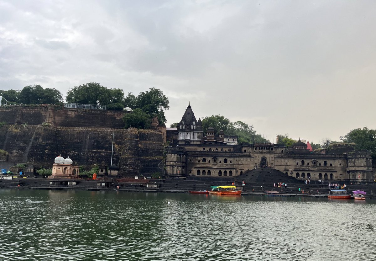 BBTheorist's tweet image. Shubh Navami from #Maheshwar — situated on the banks of Narmada River it is the capital of the great Maratha Queen Rajmata Ahilya Devi Holkar. She embellished the city with many buildings &amp;amp; public works. It is home to her palace, numerous temples, a fort &amp;amp; riverfront ghats.