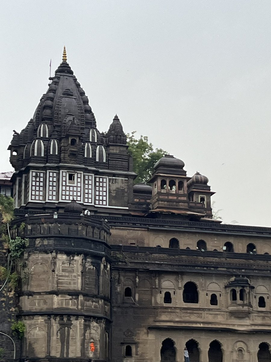BBTheorist's tweet image. Shubh Navami from #Maheshwar — situated on the banks of Narmada River it is the capital of the great Maratha Queen Rajmata Ahilya Devi Holkar. She embellished the city with many buildings &amp;amp; public works. It is home to her palace, numerous temples, a fort &amp;amp; riverfront ghats.