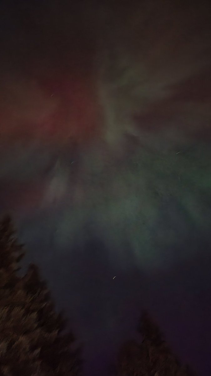 olibrada's tweet photo. Northen Lights in Ottawa. Shots taken in Barrhaven #northenlights #Auroraborealis #ottawa #ontario https://t.co/C1rGAkvTcr