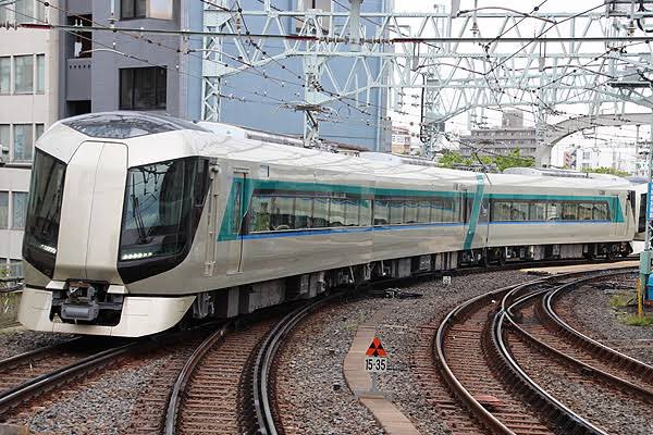 wady's tweet image. Robovanを見てこういう電車乗ったことあるよな〜と思ったら東武リバティーだったw #Tesla #Robovan