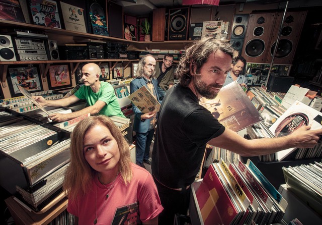 Mit „Didn’t Know Why“ kündigt die Folktronica-Band Tunng ihr achtes Album „Love You All Over Again“ an. Unser Track des Tages! ➞ bit.ly/TDT_DidntKnowW…