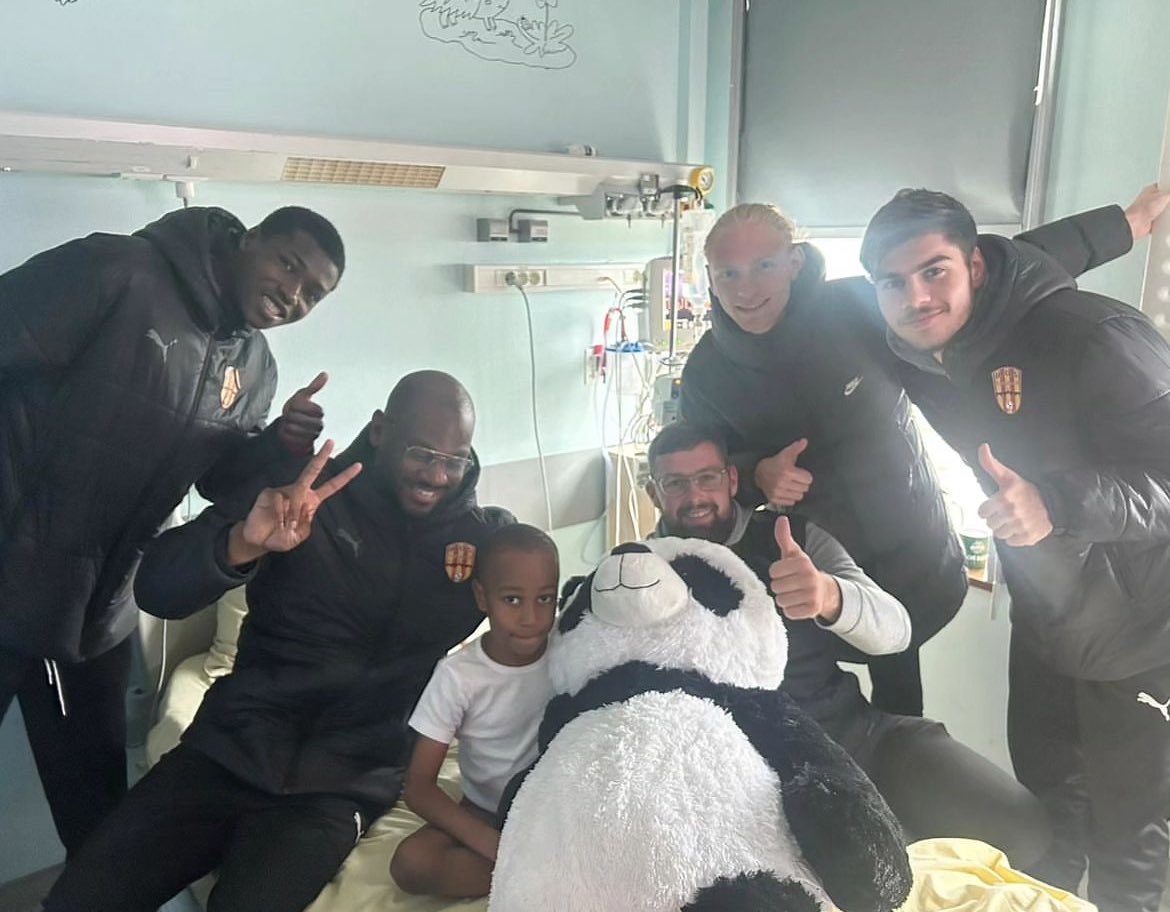 #Blois
👏 Hier, le club de Blois Football 41 a fait preuve d’une belle solidarité en rendant visite à Aboubakar Koné, jeune joueur U7, à l’hôpital. Pour lui apporter du réconfort, ils lui ont offert une peluche. 

𝗨𝗻 𝗴𝗲𝘀𝘁𝗲 𝘁𝗼𝘂𝗰𝗵𝗮𝗻𝘁 𝗾𝘂𝗶 𝗿𝗲𝗳𝗹𝗲̀𝘁𝗲