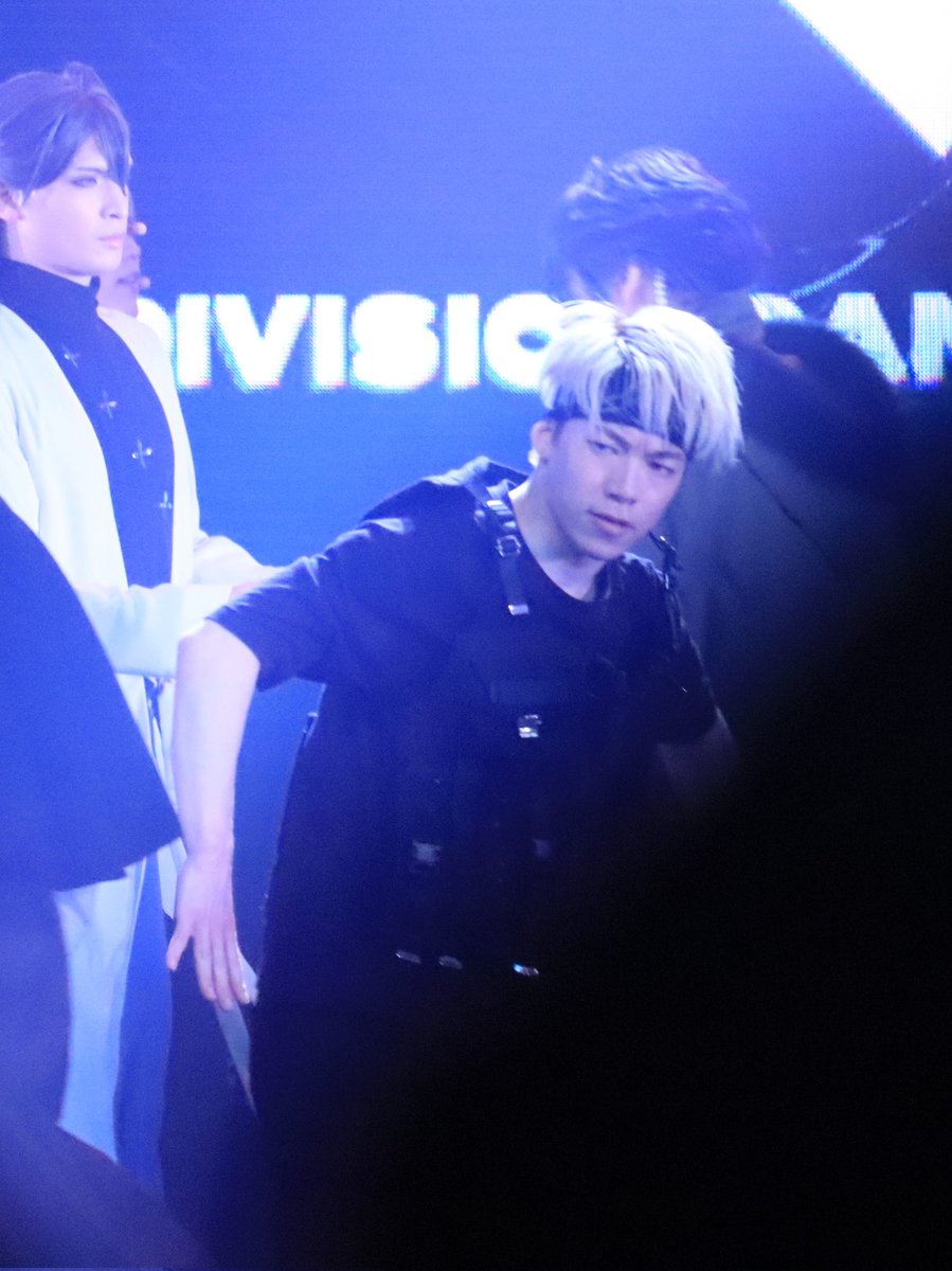 kkakkabang's tweet photo. ヒプノシスマイク -Division Rap Battle-
Rule the Stage -Grateful Cypher-
10/10マチネ会員限定公演 スペシャルカーテンコール(撮影拡散OK)
#DDB D.D.B
#神谷亮太
#ヒプステ
神谷さんがバックで踊るとき、いつもそのときスポットが当たっているキャラクターに合わせて表情が変わるの、本当にすごい！ https://t.co/l98lZzyo9B