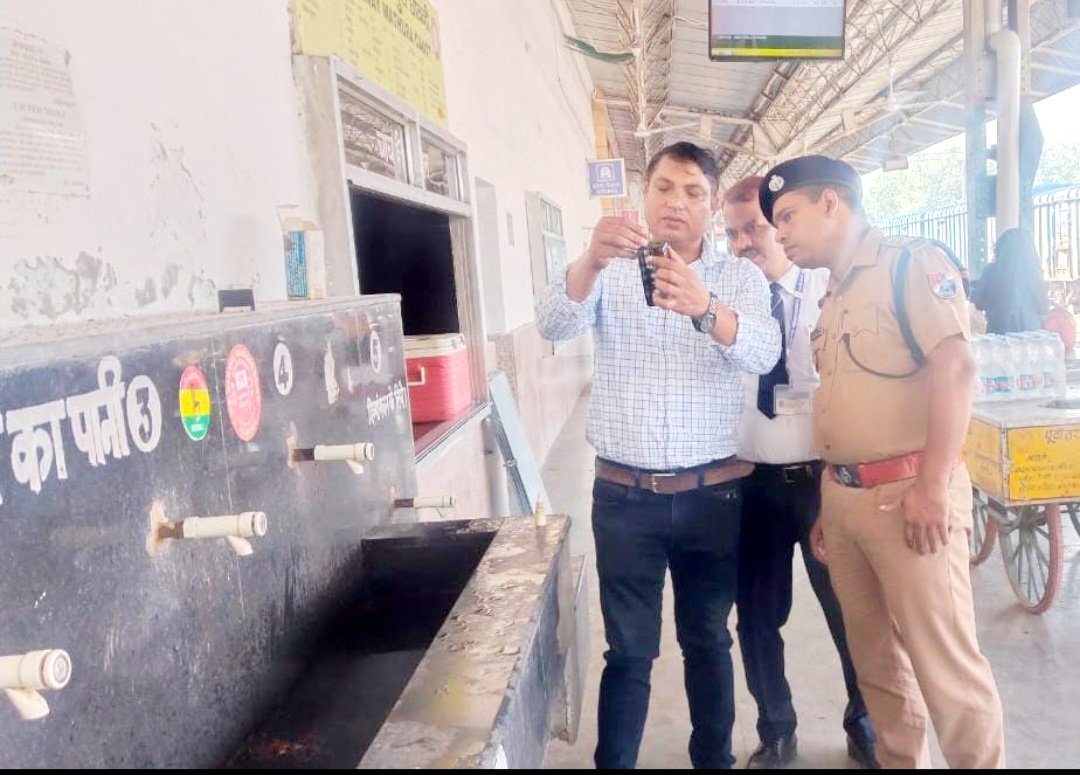 drm_drmizn's tweet image. इज्जतनगर मंडल पर मनाए जा रहे “स्वच्छता पखवाड़ा” के अंतर्गत लगभग सभी प्रमुख रेलवे स्टेशनों के प्लेटफार्मों से पानी के नमूने लेकर क्लोरीन की जांच कर “स्वच्छ नीर दिवस” के रूप में मनाया गया। 

#SwachhataPakhwada2024 #SwachhBharat #SpecialCampaign4 #IRSpecialCampaign4 
#SHS2024