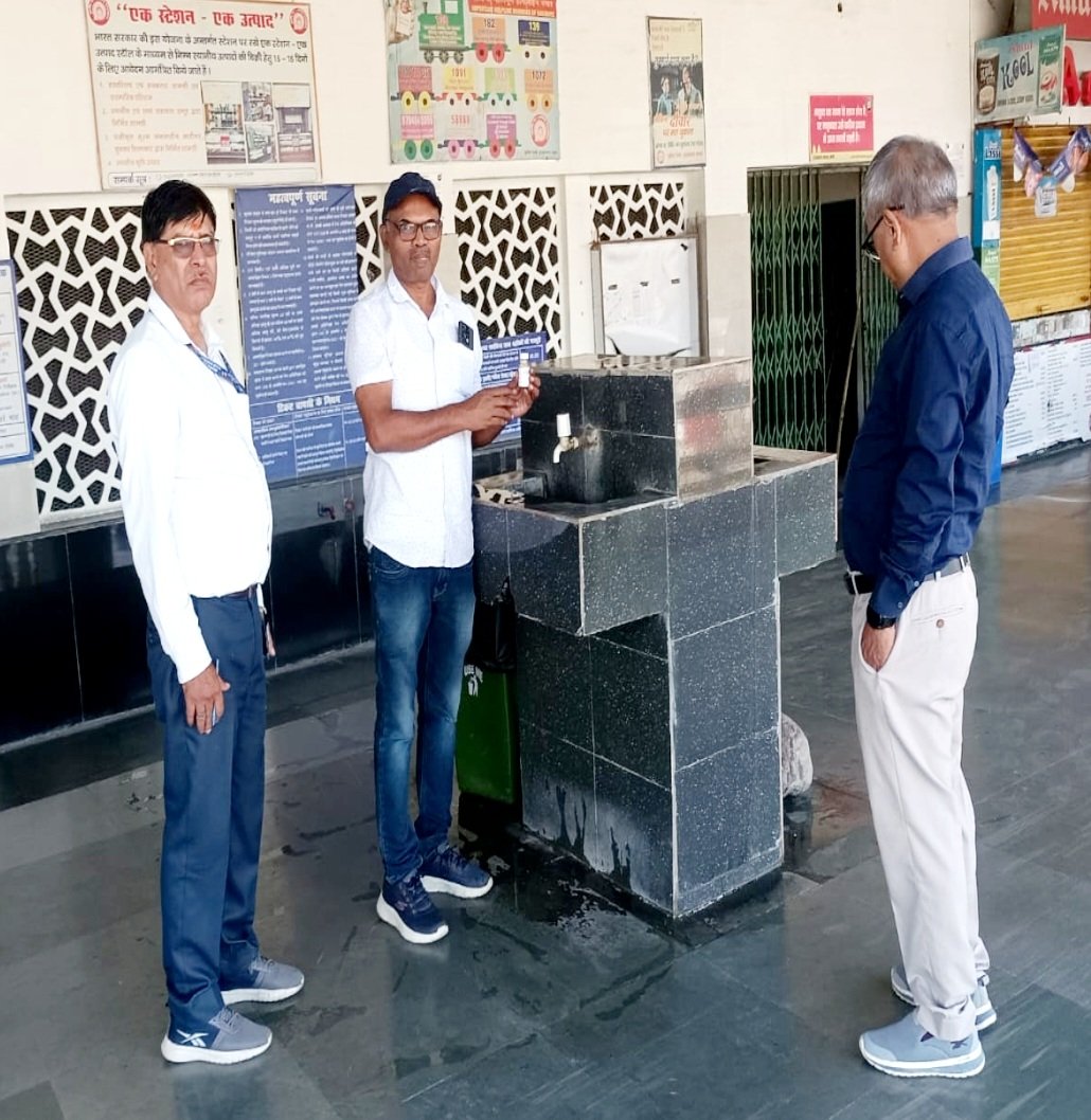 drm_drmizn's tweet image. इज्जतनगर मंडल पर मनाए जा रहे “स्वच्छता पखवाड़ा” के अंतर्गत लगभग सभी प्रमुख रेलवे स्टेशनों के प्लेटफार्मों से पानी के नमूने लेकर क्लोरीन की जांच कर “स्वच्छ नीर दिवस” के रूप में मनाया गया। 

#SwachhataPakhwada2024 #SwachhBharat #SpecialCampaign4 #IRSpecialCampaign4 
#SHS2024