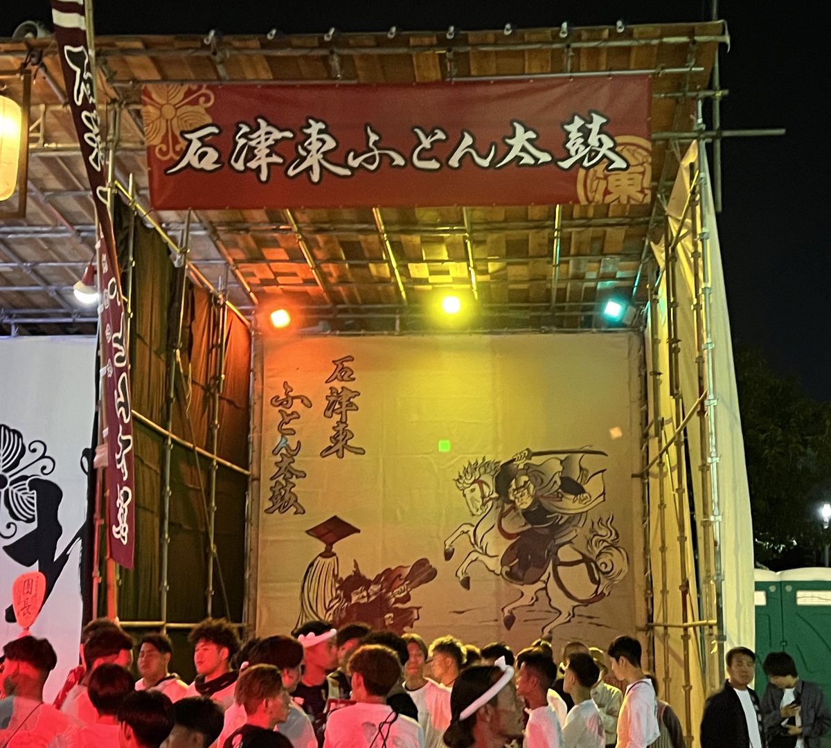 TaikoSakai's tweet photo. ･小屋が3、3ずつ
･川向 小屋装飾改修、以前の梵天が付く
･石津東 後ろ幕･横断幕新調、後ろ幕は古澤氏           による川中島の戦いの場面
･十三町会 幟新調？
･若中 本陣に掛けていた横断幕を持ってきている？

思いつくだけでもこんなに小屋掛け関連が色々変わってました https://t.co/HKdW4TKc6C