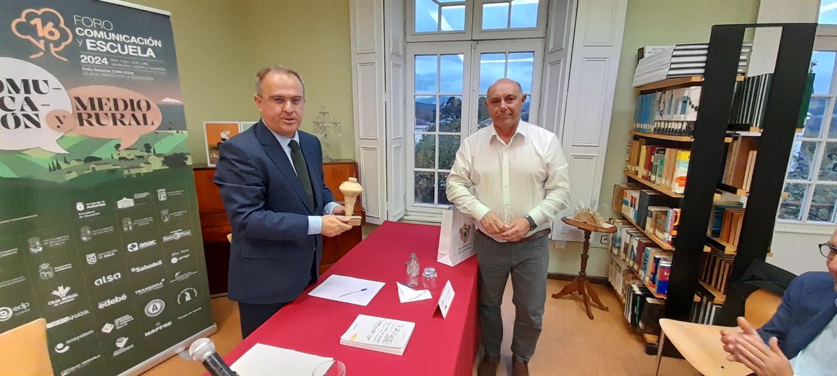 forocye's tweet image. Javier Junceda @JUNCEDA_ABOGADO impartió la conferencia "Las tres Españas" en la Biblioteca Popular Circulante Menéndez Pelayo de Castropol y en el marco de este 16 Foro Comunicación y Escuela".