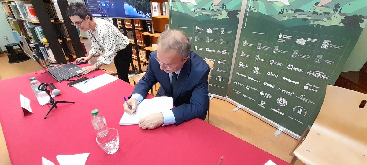 forocye's tweet image. Javier Junceda @JUNCEDA_ABOGADO impartió la conferencia "Las tres Españas" en la Biblioteca Popular Circulante Menéndez Pelayo de Castropol y en el marco de este 16 Foro Comunicación y Escuela".