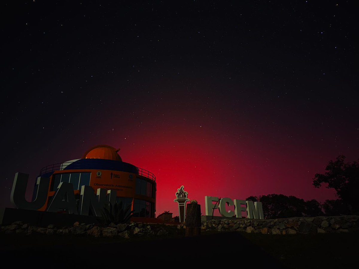 lopezdoriga's tweet photo. Vean la espectacular noche de auroras boreales que tuvo Nuevo León ayer.
https://t.co/2aQcGd5a3K https://t.co/D52ZVbepwM