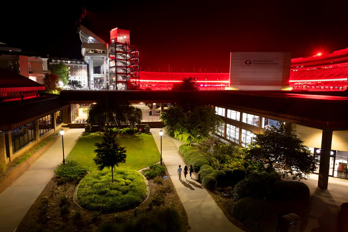universityofga's tweet photo. Wow, the Northern Lights were incredible on campus last night! https://t.co/2OTQeSF47e