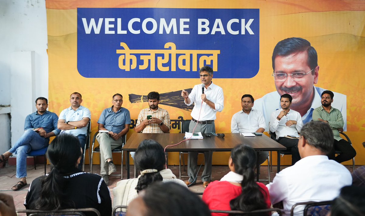 Ch_Kamal_Dedha's tweet image. दिल्ली चुनाव की रणनीति को धार देने के लिए AAP के राज्यसभा सांसद और राष्ट्रीय संगठन महामंत्री @SandeepPathak04 जी ने पार्टी मुख्यालय में &apos;बूथ मीटिंग तैयारी&apos; पर गहन चर्चा की।

बैठक में प्रदेश संगठन मंत्री, सभी जिला अध्यक्ष, सचिव और सैकड़ों पार्टी कार्यकर्ता शामिल हुए।