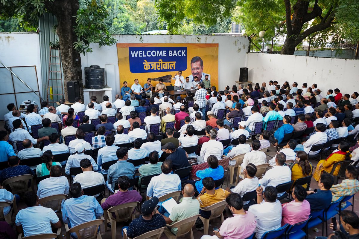 Ch_Kamal_Dedha's tweet image. दिल्ली चुनाव की रणनीति को धार देने के लिए AAP के राज्यसभा सांसद और राष्ट्रीय संगठन महामंत्री @SandeepPathak04 जी ने पार्टी मुख्यालय में &apos;बूथ मीटिंग तैयारी&apos; पर गहन चर्चा की।

बैठक में प्रदेश संगठन मंत्री, सभी जिला अध्यक्ष, सचिव और सैकड़ों पार्टी कार्यकर्ता शामिल हुए।