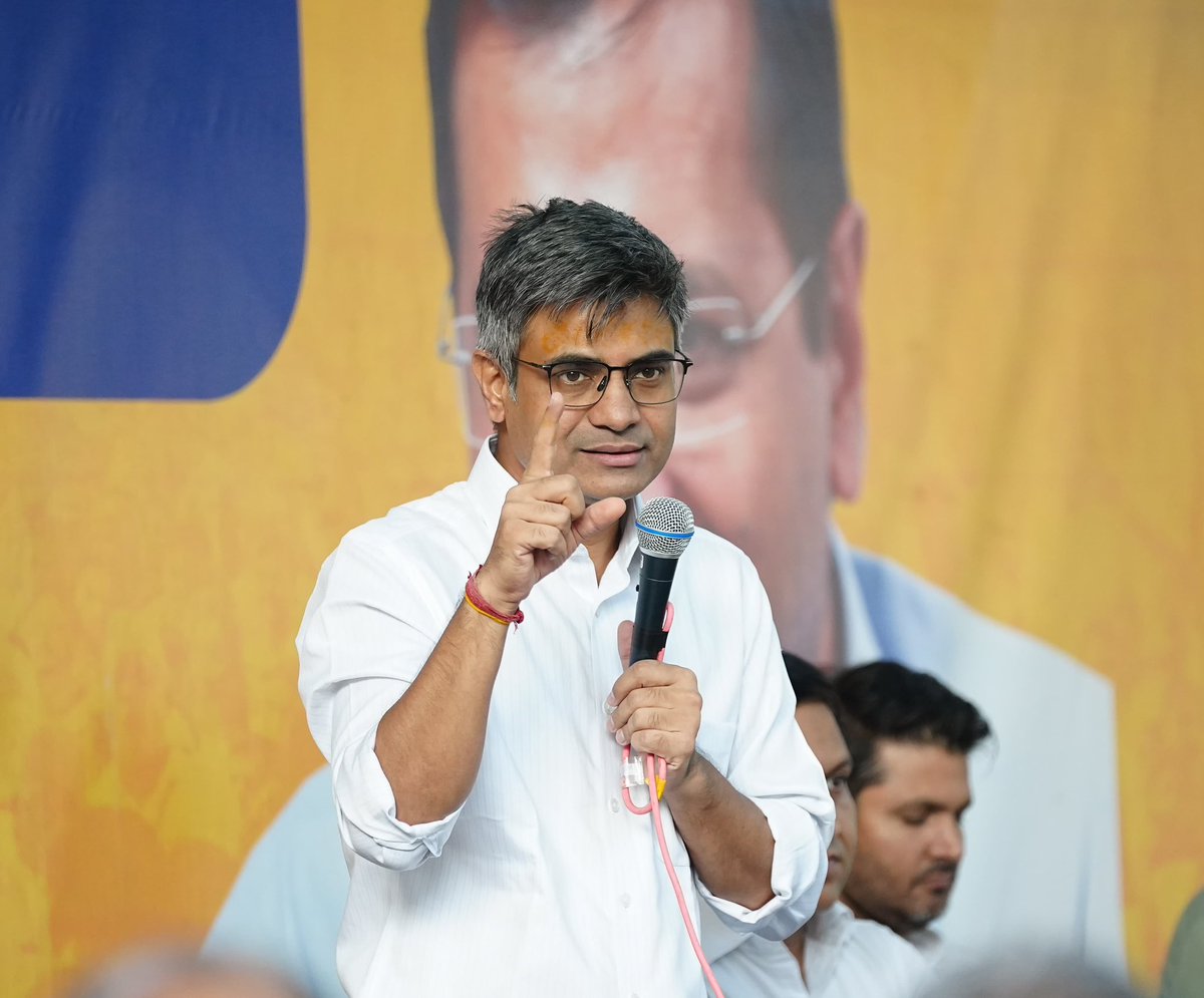 Ch_Kamal_Dedha's tweet image. दिल्ली चुनाव की रणनीति को धार देने के लिए AAP के राज्यसभा सांसद और राष्ट्रीय संगठन महामंत्री @SandeepPathak04 जी ने पार्टी मुख्यालय में &apos;बूथ मीटिंग तैयारी&apos; पर गहन चर्चा की।

बैठक में प्रदेश संगठन मंत्री, सभी जिला अध्यक्ष, सचिव और सैकड़ों पार्टी कार्यकर्ता शामिल हुए।