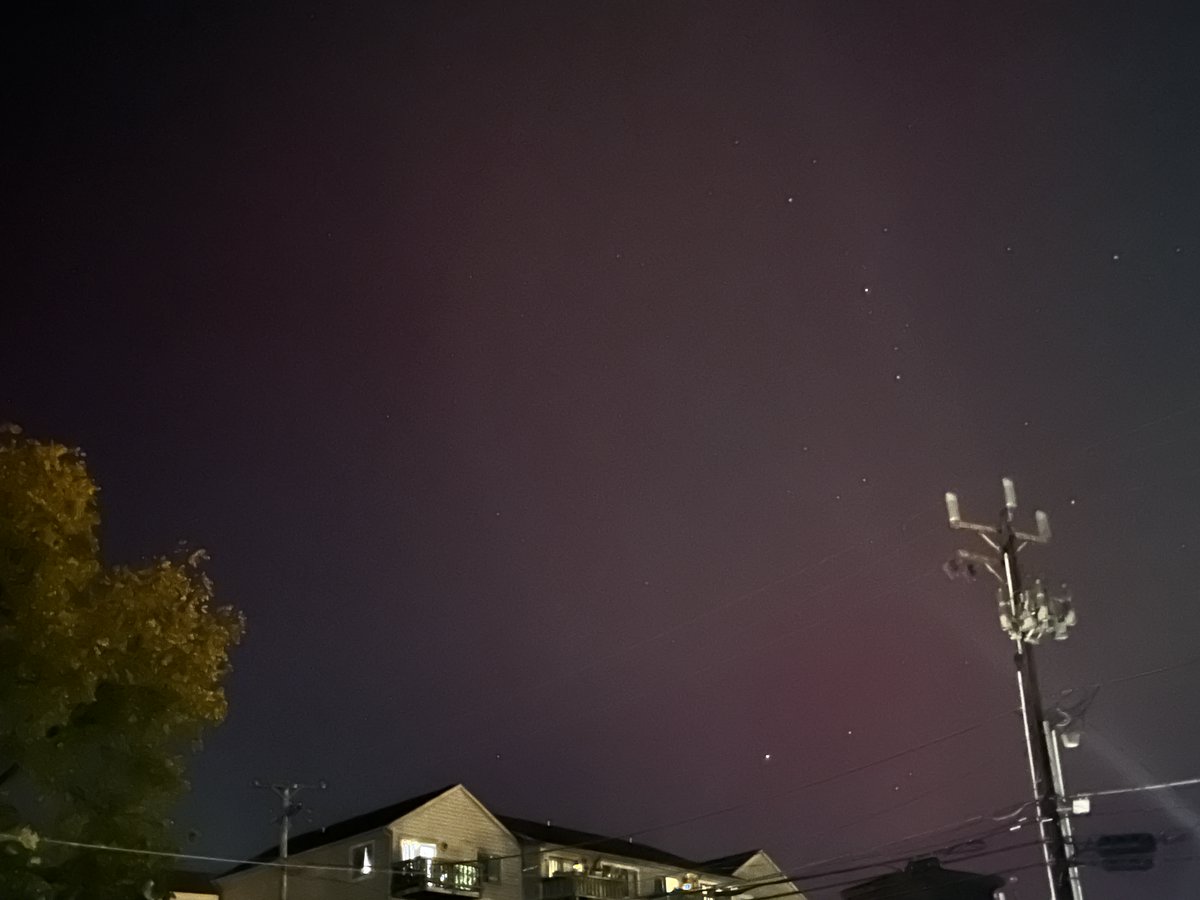 IceTheArtist's tweet photo. Northern Lights!? In MY area!? That's two items off my bucket list in one year. Is God trying to tell me something? https://t.co/yMqeTjdeOT