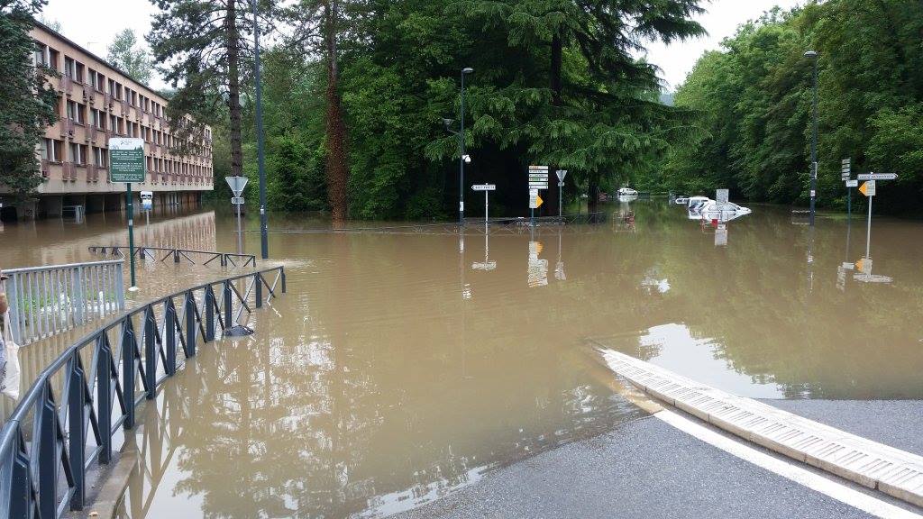 Preuve que l'ironie n'est pas morte :
Les datacenters de l'IPSL, une ressource de référence pour la climatologie mondiale, sont actuellement indisponibles… parce qu'un local électrique a été inondé par la tempête #Kirk.

Le reste du campus de Saclay est aussi sous l'eau :