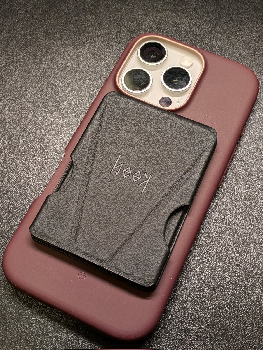 tnao's tweet photo. iPhoneはこの形に落ち着きました。
#caseology #beakmag https://t.co/D1sPuIBd8V