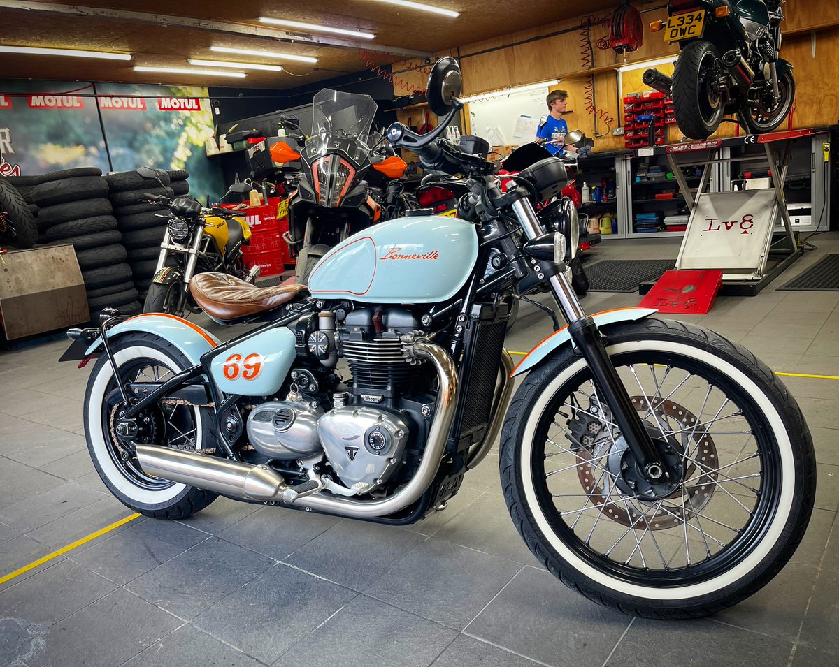 DrTepi's tweet image. MOT times for Lee’s Sexy looking Triumph Bonneville Bobber 😈

That paint really makes her pop! 

I like it, I like it a lot 😎
 #diaryofamotorcyclemechanic #triumph #bobber #triumphbonneville #triumphbobber #triumphbonnevillebobber