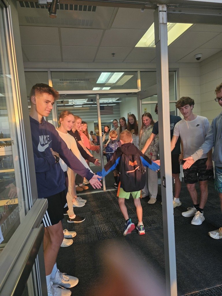 HintonCSD's tweet photo. It was XC's turn to greet our elementary students for High 5 Friday. They even went the extra step and showed up early to greet the staff. #Watchuslead https://t.co/nlVvJvkKPG