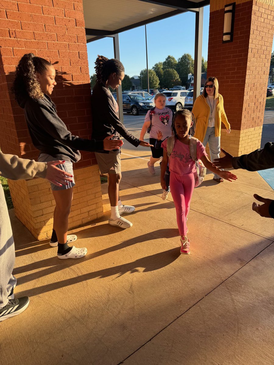 High Five Friday at Kitty Stone Elementary 👋

We had a blast giving high fives to the kids as they get ready to take on a day full learning! 

#StayCocky🐔