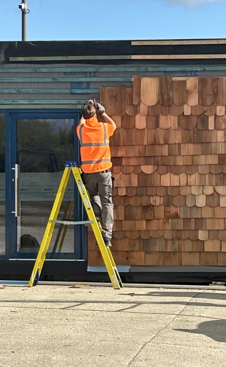 Modular500's tweet image. We're making the most of this beautiful day, building both inside and out, Our "Cooks" building is actually looking like it's at the seaside! Whilst our "Greggs" building is staying nice and warm inside with the thought of all those yummy pasties cooking!