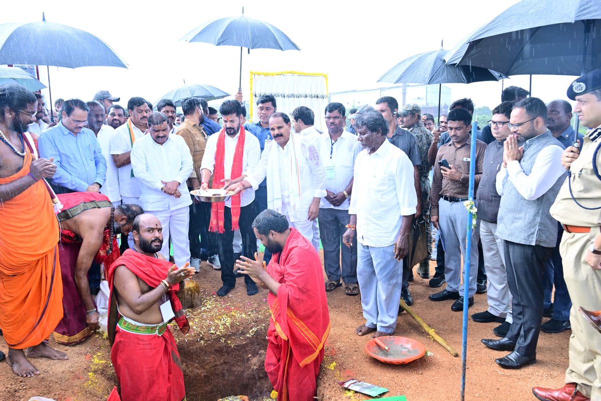 11-10-2024 శుక్రవారం 
గౌరవ రాష్ట్ర ముఖ్యమంత్రి ఎనుముల రేవంత్ రెడ్డి గారు రంగారెడ్డి జిల్లా షాద్ నగర్ నియోజకవర్గం కొందుర్గులో ఇంటిగ్రేటెడ్ రెసిడెన్షియల్ పాఠశాలల పనులకు శంకుస్థాపన చేశారు. <a href="/TelanganaCMO/">Telangana CMO</a> <a href="/TelanganaCS/">Office of Chief Secretary, Telangana Govt.</a>