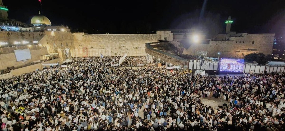 italiathetruth's tweet photo. This was last night at the Western Wall. Yom Kippur (The Day of Atonement) begins today at Sunset and it made me think one day these Jews who don’t yet know Jesus as Messiah will. 

One day they will cry out to him. For some it may not be until after they welcome the Antichrist who helps build The Third Temple, thinking he is Messiah. They will see the AC has tricked them under the guise of unity and peace. 

Then they will cry out to Yeshua HaMashiach. 🙏