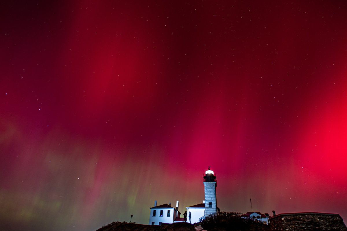Beavertail Lighthouse
Decorated for Christmas 
Northern Lights galore 
#Jamestown
#RhodeIsland 
<a href="/wpri12/">WPRI 12</a> 
<a href="/PinpointWXTeam/">Pinpoint Weather 12</a>