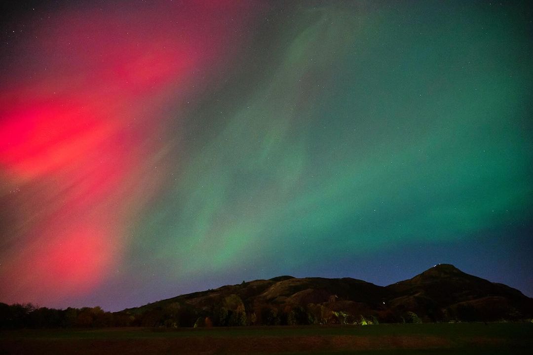 The northern lights put on a stunning display over Edinburgh last night, lighting up the sky with their vibrant colours.😍 

📍 Arthur's Seat 
📸IG/lesleympix

#ForeverEdinburgh #EdinPhoto