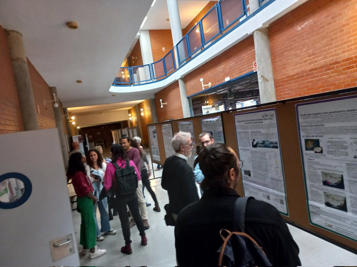 Cerramos las III Jornadas Científicas del <a href="/CibcUam/">CIBC UAM</a> con animadas discusiones sobre los pósteres. Estarán expuestos hasta el lunes ¡queda tiempo para visitarlos, no os los perdáis!