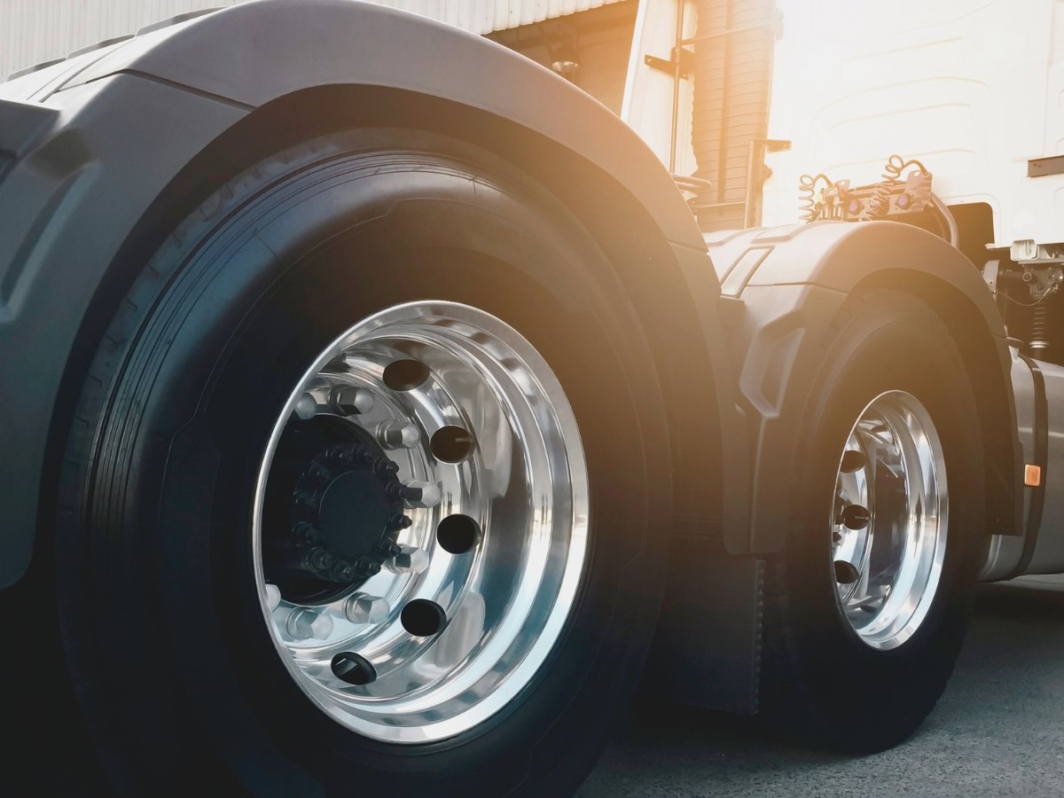 HarpethTowing's tweet photo. Even w/ a tire pressure monitoring system, it is recommended to regularly check your tire pressure w/ a gauge, look for uneven wear, &amp; monitor the vehicle’s handling to ensure tires are properly inflated, &amp; avoid the problems caused by under-inflation. #harpethtowingandrecovery https://t.co/SJZIYjz5Lf