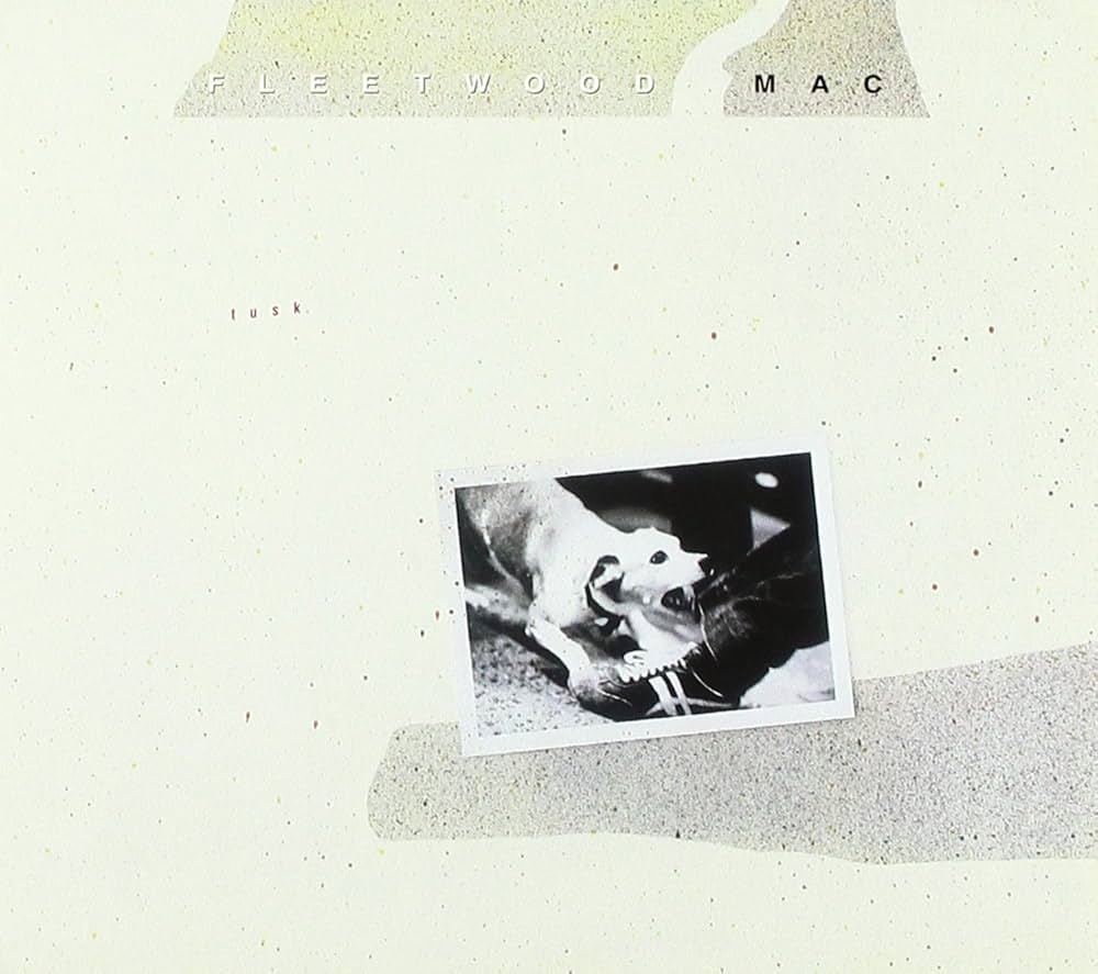 RollingStoneFra's tweet image. ÉPHÉMÉRIDE : le 12 octobre 1979 sortait Tusk de @fleetwoodmac.

La rédaction revient sur ce double-album légendaire : rollingstone.fr/fleetwood-mac-…

#fleetwoodmac #tusk #notthatfunny #mickfleetwood #stevienicks #christinemcvie #lindseybuckingham #johnmcvie