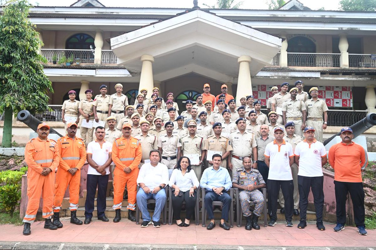 05NDRF's tweet image. Team 5 of NDRF completed the second batch of 02 days DM training programme for members of Goa Police, Fire &amp;amp; Home Guard with a closing ceremony.#NDRF #GoaPolice#Training #DisasterManagement
@NDRFHq
@ndmaindia
@SDMAGoa 
@PIBGoa 
@CMOGoa 
@DGPGoa