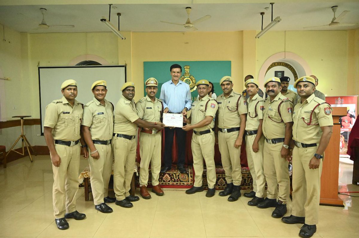 05NDRF's tweet image. Team 5 of NDRF completed the second batch of 02 days DM training programme for members of Goa Police, Fire &amp;amp; Home Guard with a closing ceremony.#NDRF #GoaPolice#Training #DisasterManagement
@NDRFHq
@ndmaindia
@SDMAGoa 
@PIBGoa 
@CMOGoa 
@DGPGoa