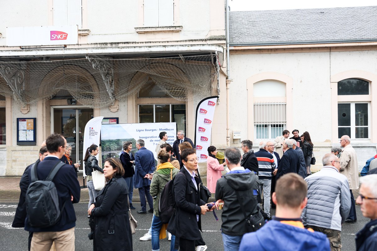Clap de fin de 16 mois de travaux sur la ligne Bourges <> Montluçon ✅
85M€ financés par l'Etat, les régions <a href="/auvergnerhalpes/">Auvergne-Rhône-Alpes</a> &amp; Centre-Val de Loire et <a href="/SNCFReseau/">SNCF Réseau</a> 

Un voyage inaugural a permis de remercier les partenaires &amp; acteurs de ce projet essentiel pour les territoires 👏