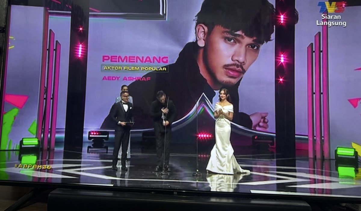 AkeemSharyzal's tweet photo. 24 tahun dalam industri, Aedy Ashraf baru menang satu award! Dont give up 🔥☝🏻 https://t.co/cjy8GPv7AZ