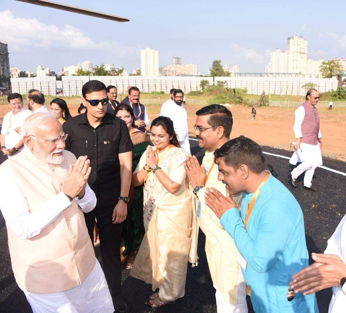 santoshdjaiswal's tweet photo. आयुष्याचे सुवर्ण छण..
देशाचे यशस्वी पंतप्रधान श्री.नरेंद्र मोदी जी यांची ठाण्यात सभा पार पडली. एक कार्यकर्ता म्हणून आयोजनात सहभागी होतो. पंतप्रधान श्री. नरेंद्र मोदी जी यांचे हेलीपॅडवर स्वागत करण्याचे भाग्यही लाभले.

#नरेंद्रमोदीजी #NarendraModi
https://t.co/WSMhiZ9wOJ

via MyNt https://t.co/D27aISW8uB