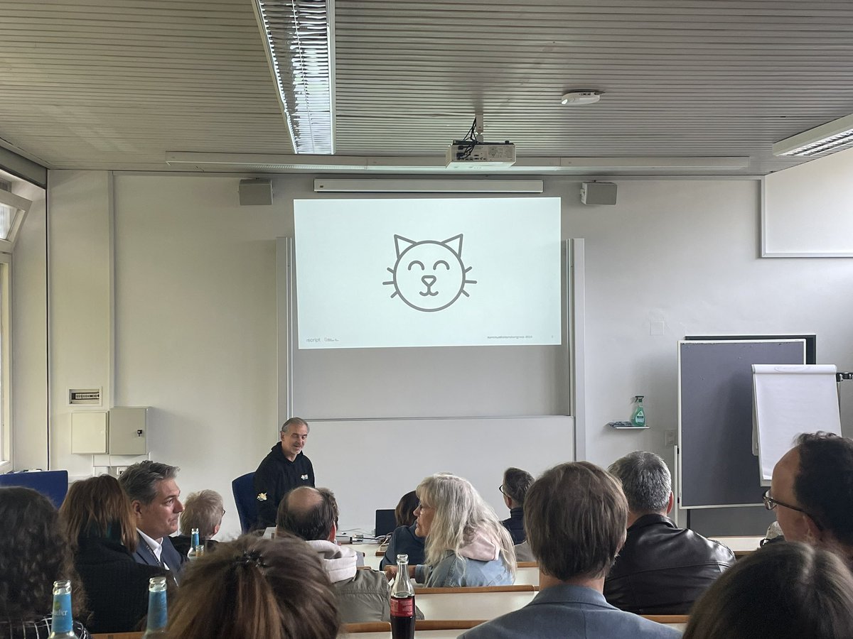 Endlich mal #catcontent beim #cosca24: <a href="/BendlerBlogger/">Sascha „jeton paraşütle düşüyor“ Stoltenow</a> steigt mit niederschwelligem Inhalt.