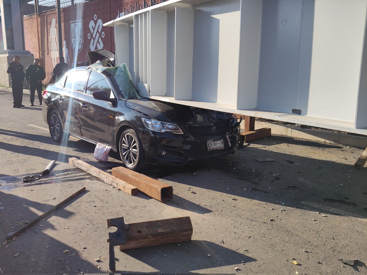 Aaronhdzg's tweet photo. #ULTIMAHORA Conductor de @PeugeotMex no se percata de los señalamientos en la Calz. Ermita Iztapalapa y se incrusta en la estructura de metal que formara parte del puente del trolebús elevado @LaSEMOVI ya @Bomberos_CDMX en el lugar. Conductor atendido con lesiones leves https://t.co/8LQdpowvdx