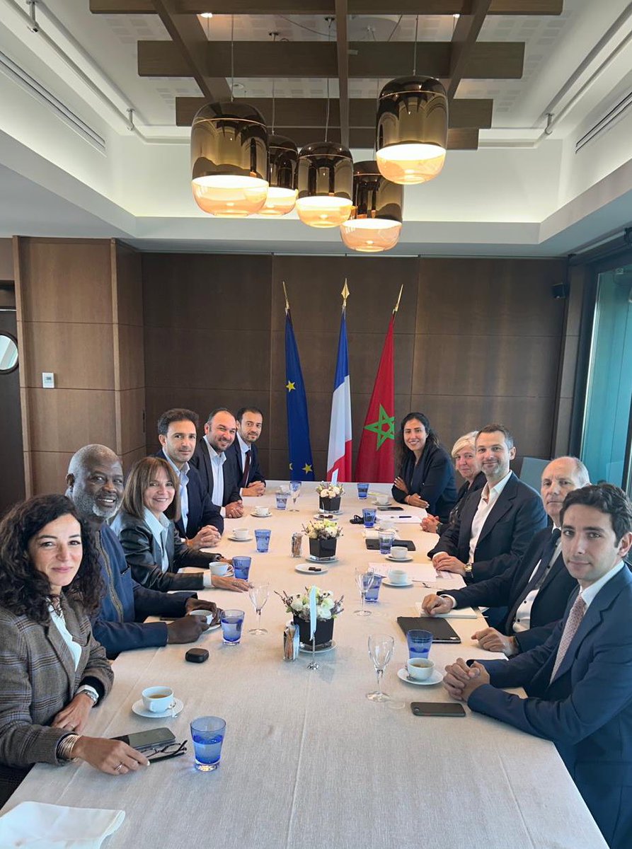 En avant ! Déjeuner au <a href="/medef/">Mouvement des Entreprises de France</a> avec le patronat marocain @cgem et son Vice-Président <a href="/Mehditaz/">Mehdi Tazi</a>.
La relation franco-marocaine appuie sur l’accélérateur : énergie, agro, infra,.. un travail en commun sur de nouveaux investissements qui vont nous lier pour les années à venir. 🇫🇷🇲🇦