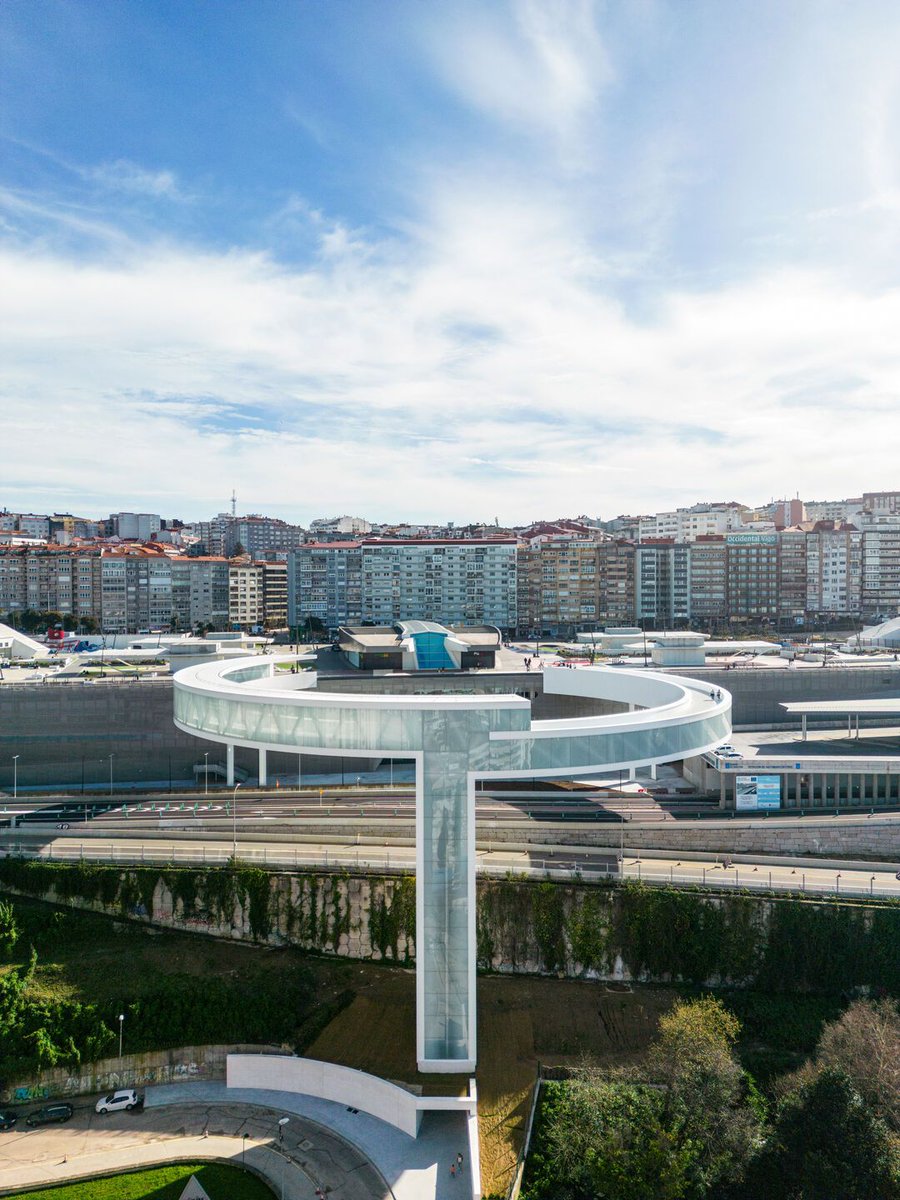 Archello's tweet image. The HALO project by @noarq connects the intermodal station of Vigo to the downtown area via a striking urban elevator and aerial passage.
buff.ly/3YlBn5s

#UrbanMobility #InnovativeArchitecture #GlassDesign