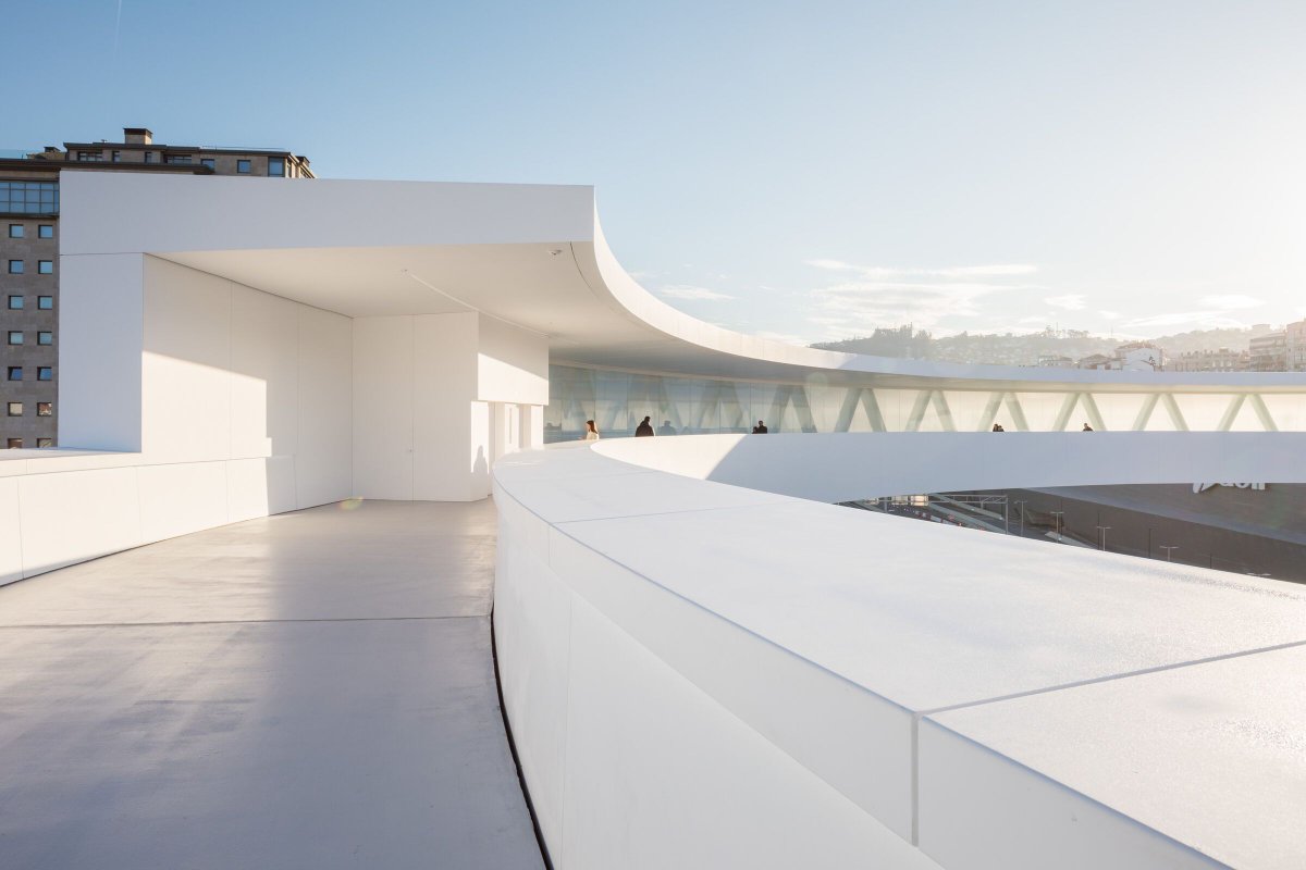 Archello's tweet image. The HALO project by @noarq connects the intermodal station of Vigo to the downtown area via a striking urban elevator and aerial passage.
buff.ly/3YlBn5s

#UrbanMobility #InnovativeArchitecture #GlassDesign